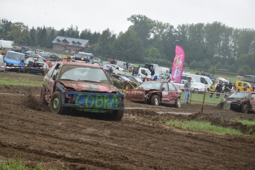 Wrak Race na polu w Wiśniewie w gminie Sępólno Krajeńskie