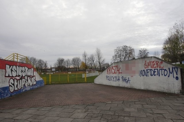 Chuligani powypisywali na murach stadionu obraźliwe hasła. Klub jeszcze nie podliczył strat związanych z ferelnym meczem.   