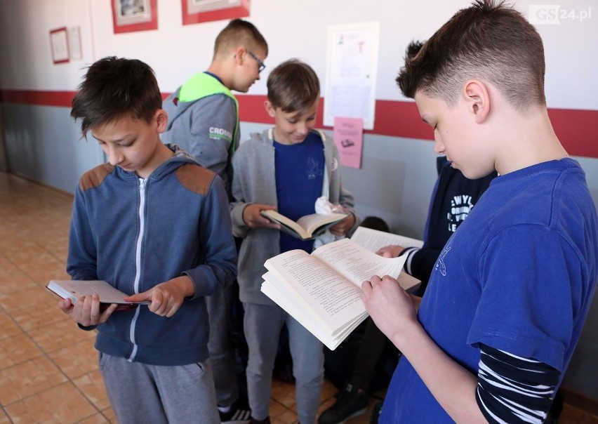 Uczniowie i nauczyciele SP 56 w Szczecinie pobili rekord w jednoczesnym czytaniu [ZDJĘCIA]