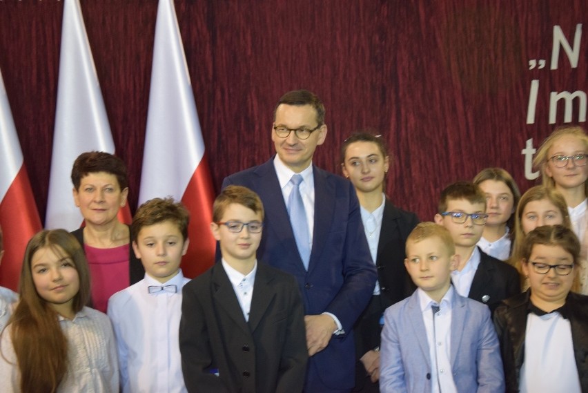 Premier Mateusz Morawiecki wśród dzieci z Woli Filipowskiej...