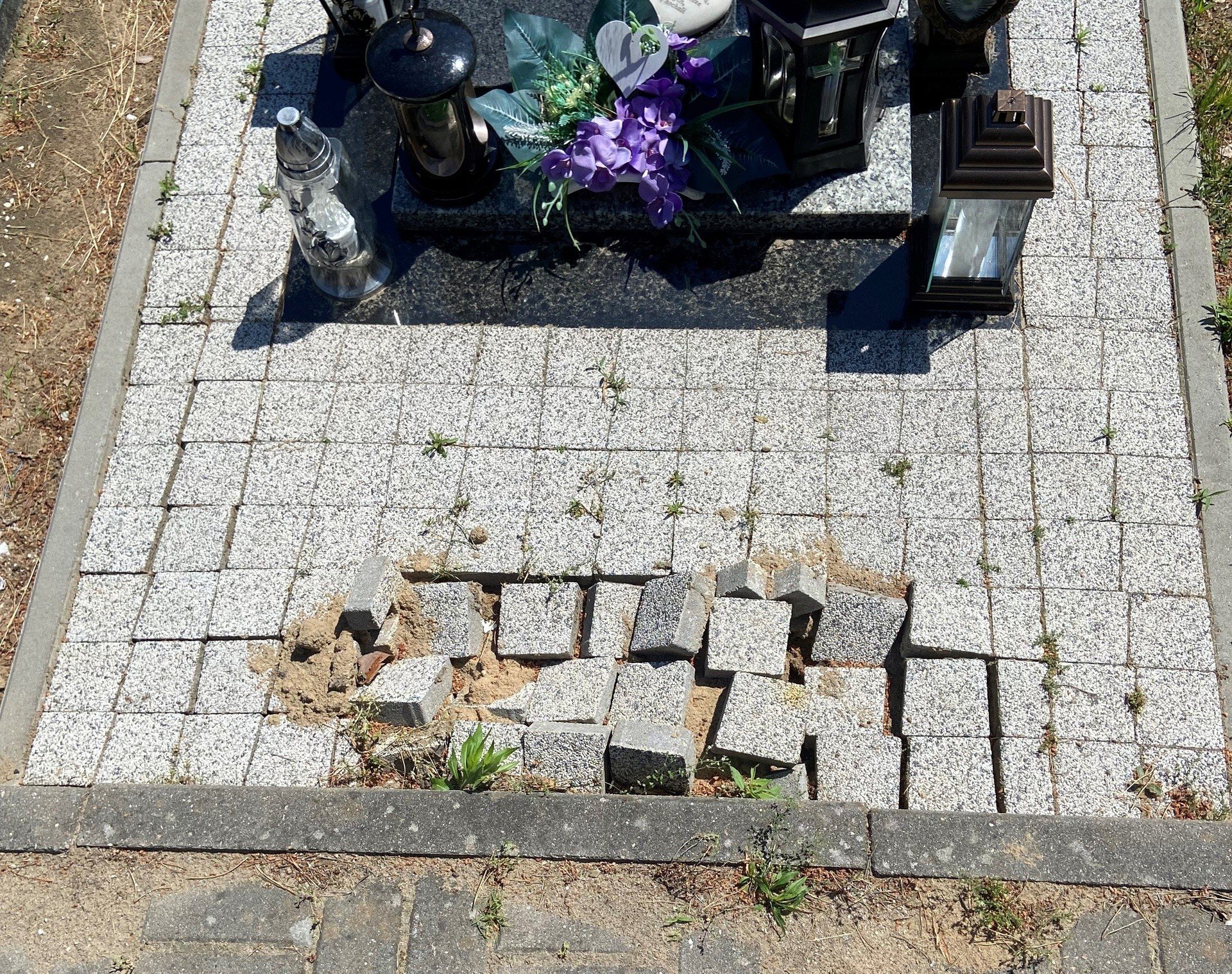 Usuwanie ławeczek na cmentarzu przy Wiślanej trwa. Bydgoszczanie nie kryją  oburzenia | Express Bydgoski