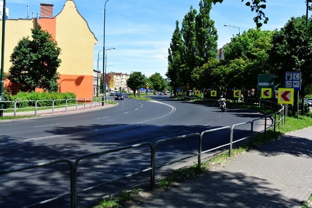 Łuk drogi krajowej nr 11 w Kołobrzegu w rejonie skrzyżowania ulic Koszalińskiej, Lipowej i Kupieckiej. Kołobrzeżanie wiedzą, że szybko tu nie powinno się jeździć, bo można wylądować na barierkach.