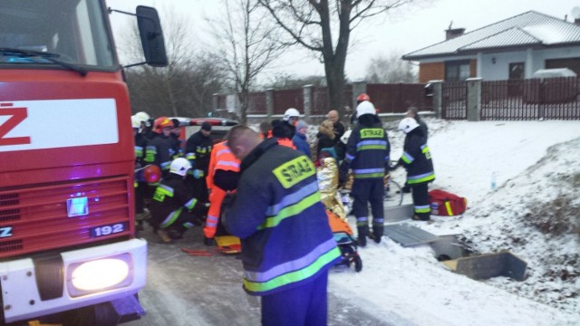 Ambulans przewożący osoby z dializ przewrócił się w miejscowości Ruda Wielka.