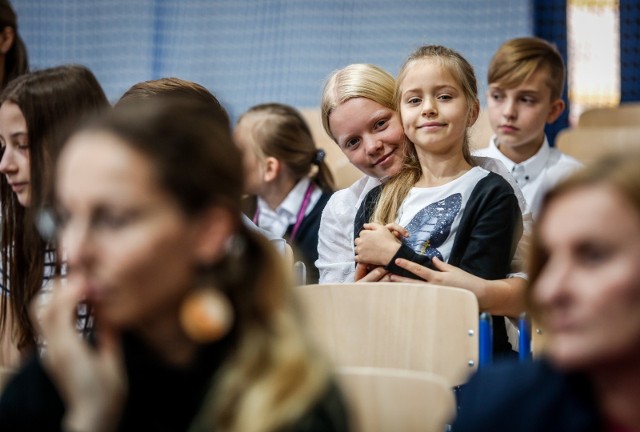 Jak to możliwe, że jedna szkoła pracuje, a inna nie?  Otóż dyrektorzy szkół mają możliwość dysponowania określoną liczbą dodatkowych dni wolnych od zajęć dydaktycznych.