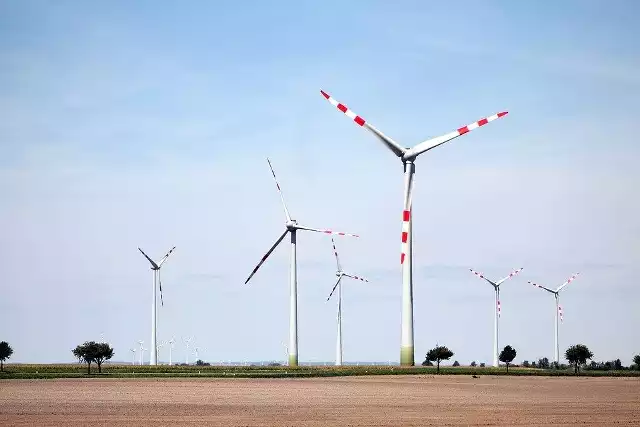 Taki widok miał się pojawić w gminie Zaklików, jeśliby powstała farma wiatrowa z sześcioma wiatrakami