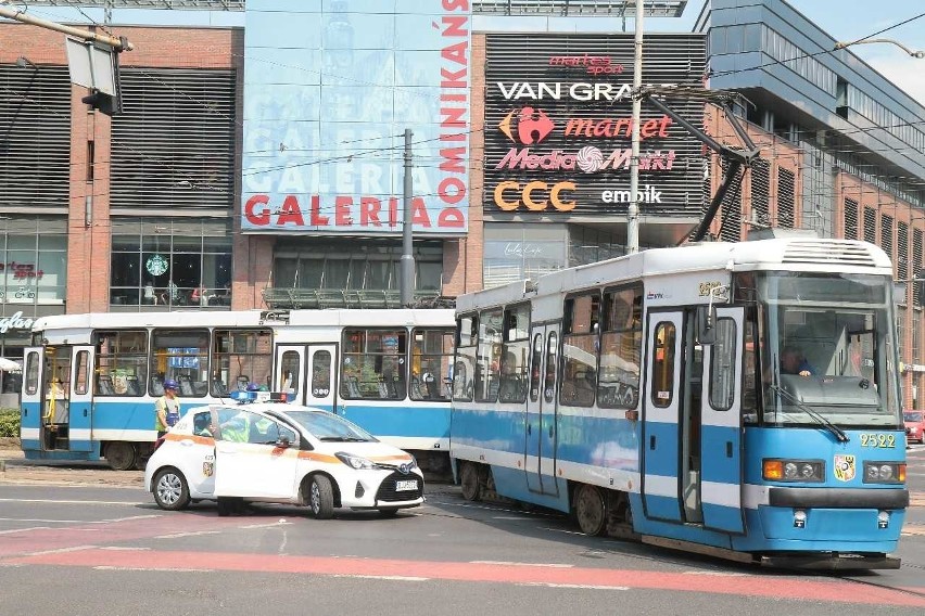 Zablokowany plac Dominikański. Tramwaj się rozerwał