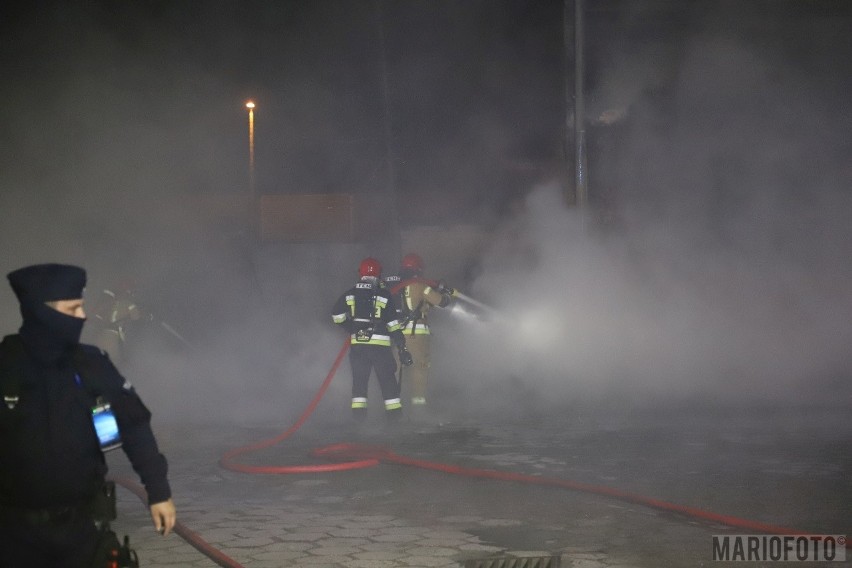Pożar w Opolu. Od palet i opon zajęła się elewacja budynku