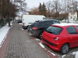 Wandale w Tarnobrzegu! Na parkingach poodrywali tablice rejestracyjne od samochodów. Może od twojego też. Zobacz zdjęcia