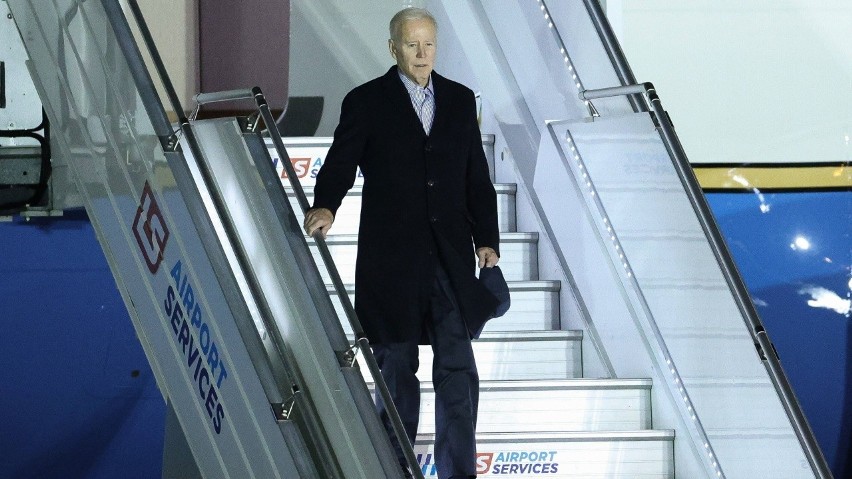 Joe Biden przybył do Warszawy w poniedziałek późnym...