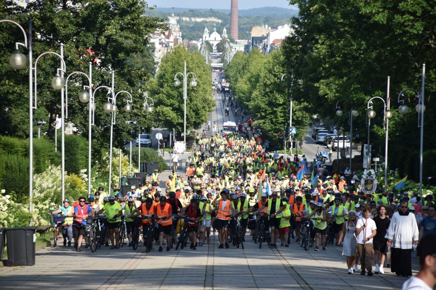 Zakończyła się 11. Rowerowa Pielgrzymka Diecezji Kieleckiej na Jasną Górę. Wyjątkowy peleton liczył 370 osób. Zobacz zdjęcia