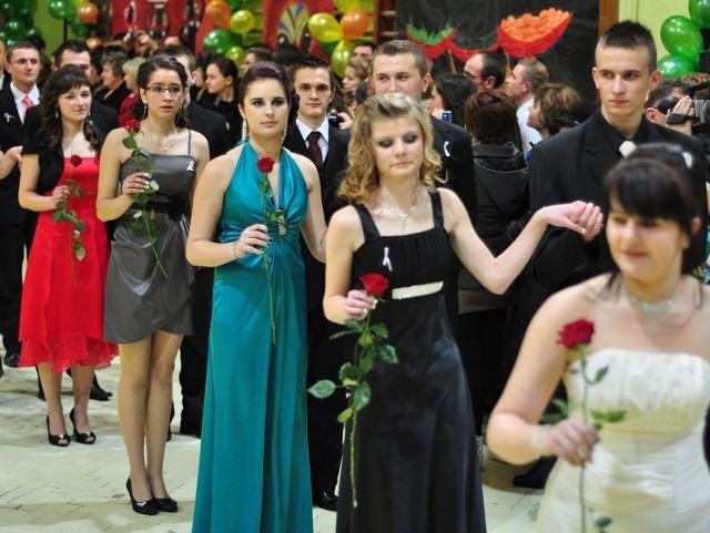 Dziewczęta z tarnobrzeskiego "Staszica" w tańcząc tradycyjnego poloneza trzymały róże.
