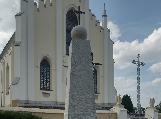 Odnowiony obelisk można podziwiać obok kościoła w Borkowicach.