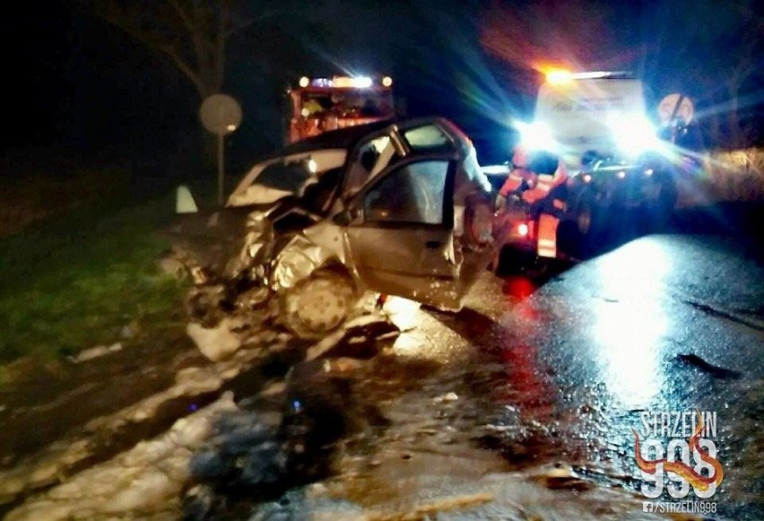 BMW wyprzedzało "na trzeciego" i uderzyło czołowo w punto. Siedem osób ciężko rannych [ZDJĘCIA]