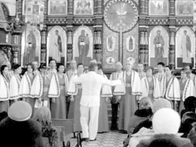 Kostiumy chórzystów z Chóru Ludowego im. M. K. Ogińskiego w Smargoniu uszyte są ręcznie z białoruskiego lnu