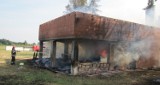 Gmina Zakrzew: pożar na prywatnej posiadłości w Kolonii Cerekiew. Na miejscu kilkanaście wozów strażackich (zdjęcia)