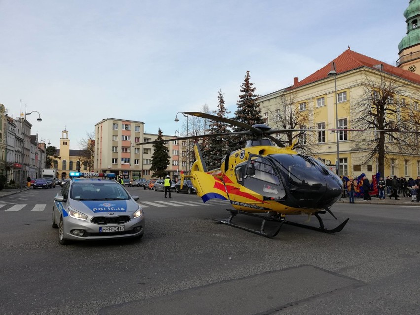 W Rynku w Oławie wylądował śmigłowiec ratunkowy. Chorego do szpitala zabrała jednak... straż pożarna [ZDJĘCIA]