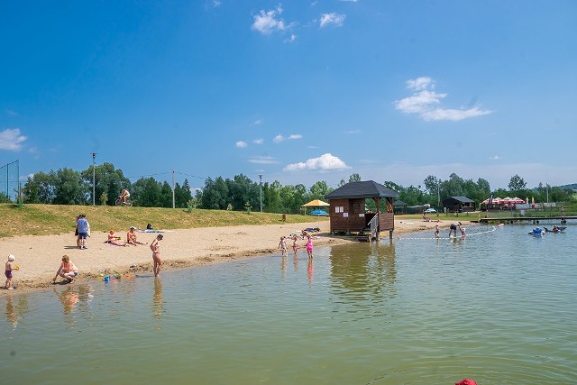 10. Starosądeckie StawyNowoczesny kompleks rekreacyjny zarówno dla tych, którzy lubią czynny odpoczynek, jak i leżakowanie na plaży. Na miejscu można wypożyczyć sprzęt sportowy lub po prostu posiedzieć nad wodą