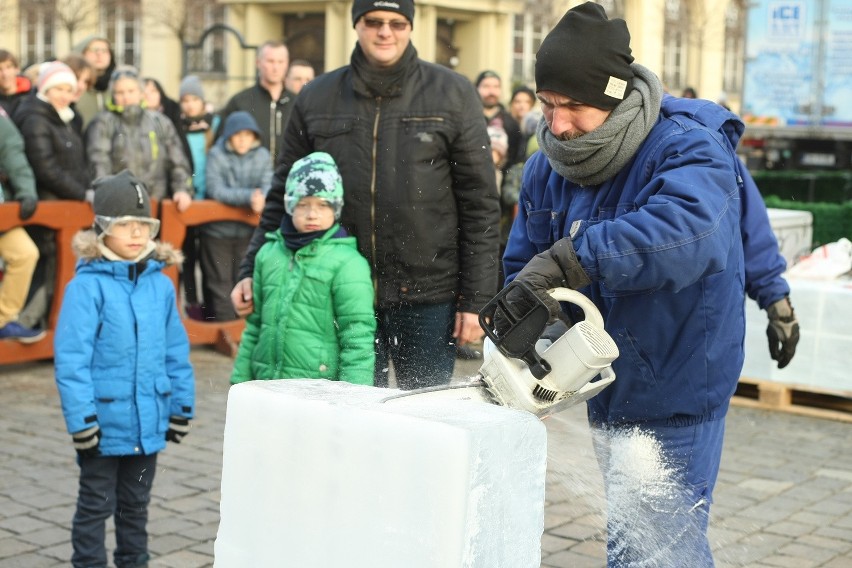 Wrocław: Na Rynku powstają lodowe rzeźby (ZOBACZ ZDJĘCIA, FILM)