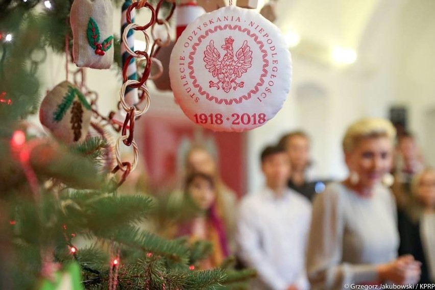 Uczniowie z Nałęczowa razem z Pierwszą Damą ubierali choinkę w Pałacu Prezydenckim (FOTO)