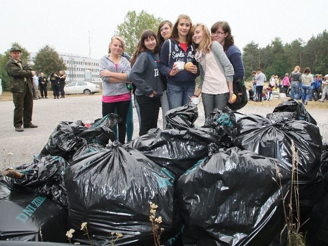 Uczniowie Gimnazjum numer 10 w Kielcach czynnie przyczynili się do zbierania śmieci w kieleckich lasach.