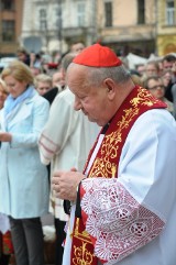 Kardynał rezygnuje, ale zostaje