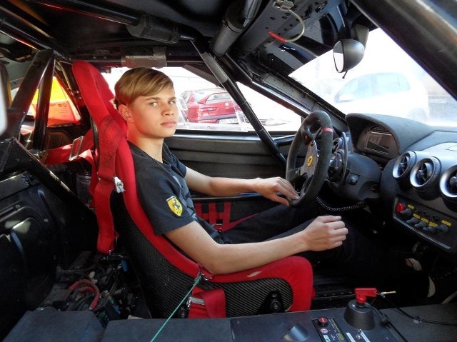 Do bezpiecznego przewożenia małych pasażerów będzie, oprócz policjantów, namawiał  także Artur Janosz, kierowca rajdowy GP 3.