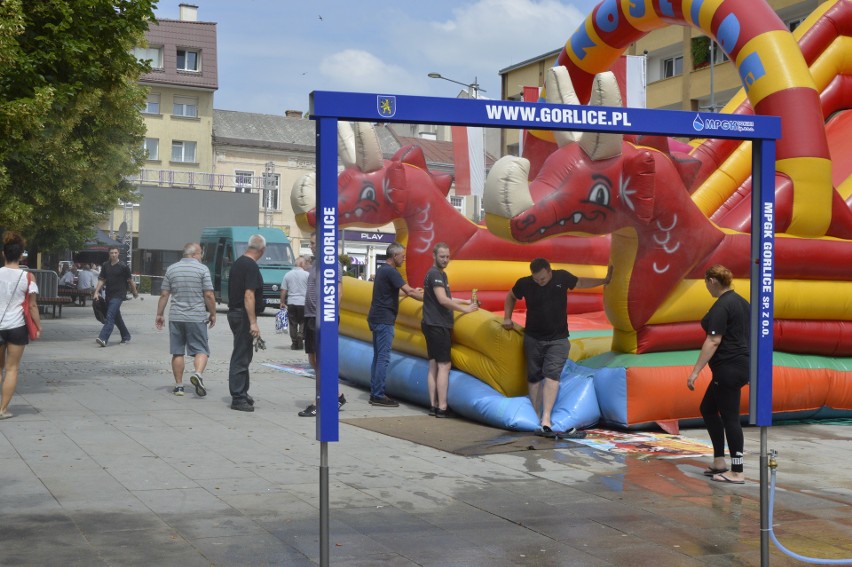 Gorlice. Strefa kibica na rynku już czeka na fanów piłki nożnej, jest tu aż dwa tysiące miejsc 