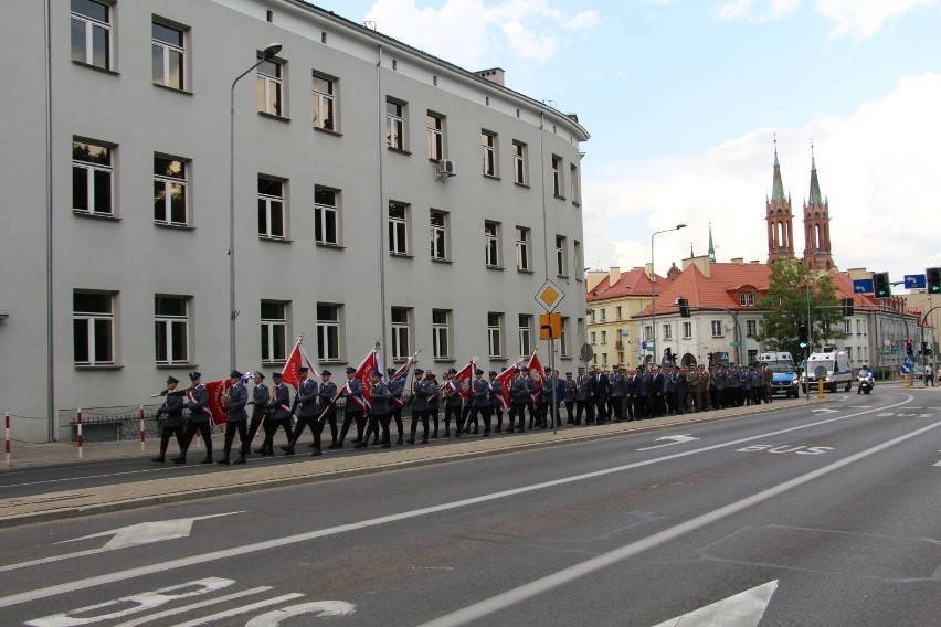 Białystok. Wojewódzkie Obchody Święta Policji. Policjanci przemaszerowali przez miasto (zdjęcia)