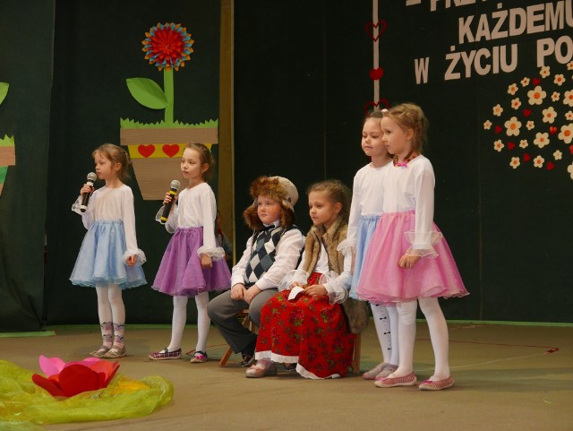 W sali Gminnego Ośrodka Kultury "Stodoła" w Gąsawie dzieci z Przedszkola Samorządowego zaprosiły swoje babcie i dziadków na obchody tego święta. Na scenie pokazały się przedszkolaki 5 i 6-letnie z grup: "zajączki" z wychowawcą Ewą Jarocką oraz "krasnale", których wychowawcą jest Justyna Kolasa.  Tak przedszkolaki tańczyły na scenie: 