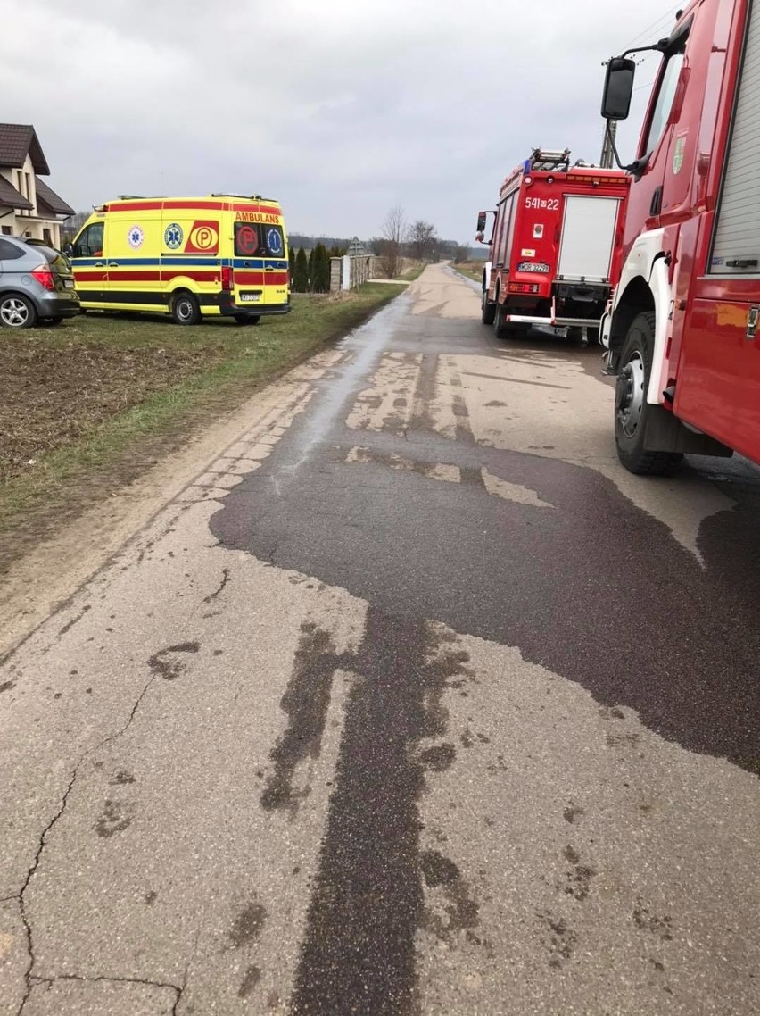 Jelonki. Pożar domu wybuchł 8.04.2021. Jedna osoba została ranna. Zdjęcia