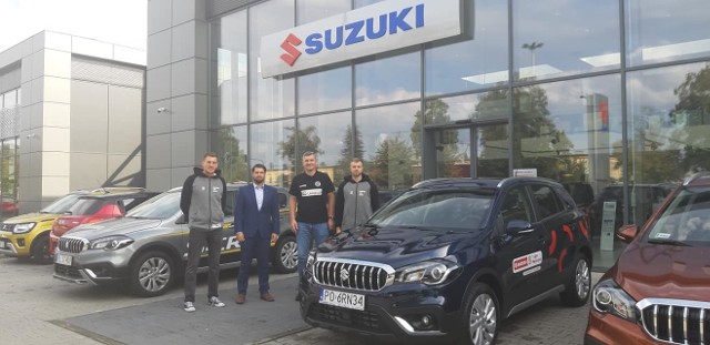 Suzuki, sponsor 1 ligi koszykówki mężczyzn, przekazał po pięć samochodów wszystkim klubom tej klasy rozgrywkowej. Pojazdy otrzymali także reprezentanci Księżaka Łowicz