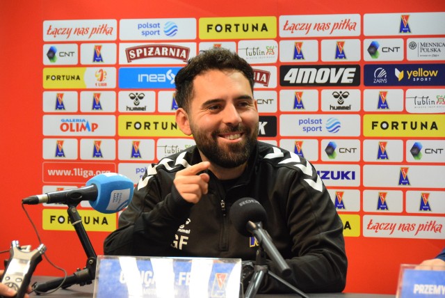 (W 2023 roku trener Gonçalo Feio wywalczył z Motorem awans do Fortuna 1. Ligi. Teraz ze swoimi podopiecznymi jest w grze o PKO BP Ekstraklasę)
