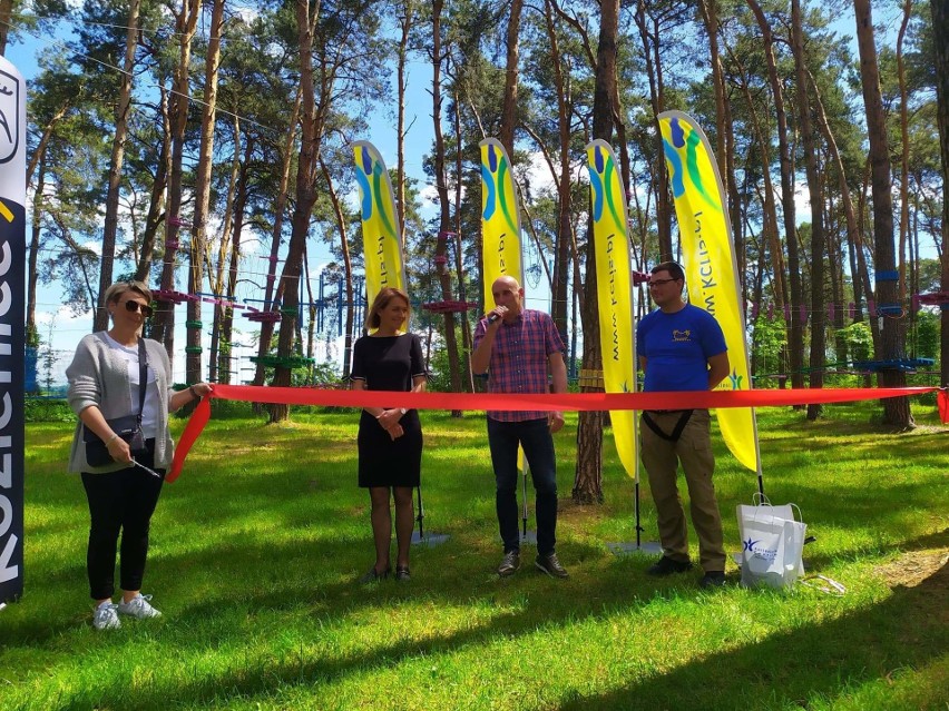 Park linowy otwarto w sobotę, w ośrodku nad jeziorem w Kozienicach. Dzieci i młodzież przemierzała jego trasy 