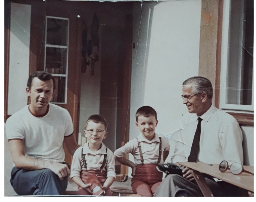 Andrzej Niedoba z ojcem Adamem i synami