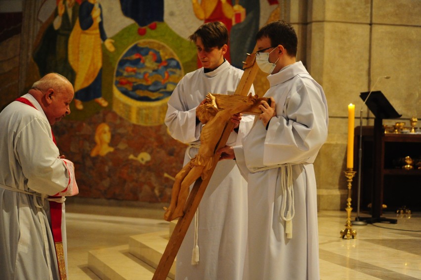 Liturgia Męki Pańskiej z udziałem abp. Marka Jędraszewskiego...