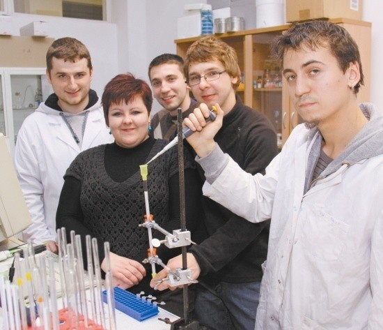 - Chemia otacza nas na każdym kroku - mówią  przedstawiciele koła: Artur Majewski (z lewej), Karolina Jaźwińska, Aleksander Rosiński, Mateusz Kowalcze oraz Sebastian Balicki.
