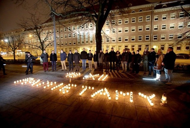 Młodzi Demokraci ułożyli w alei Kwiatowej napis 13.XII Pamiętamy, aby upamiętnić ofiary stanu wojennego.