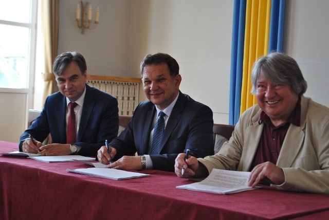 W piątek przedstawiciele zarządu powiatu białobrzeskiego i spółki MJB podpisali umowę na remont ośrodka zdrowia.