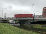 Most nad Bystrzycą na Unii Lubelskiej wzmocniony stalowymi podporami. Bez nich nie można by po nim jeździć. Jak teraz wygląda? 
