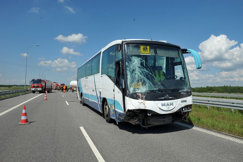 Wypadek na autostradzie w Świlczy. Autobus wjechał w toyotę 