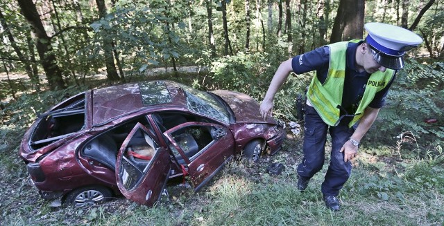 Do wypadku doszło w czwartek (15 września) na ul. Botanicznej w Zielonej Górze. Młody kierowca renault megane rozpędzonym autem wypadł z drogi i koziołkował na poboczu. Dwie osoby, pasażerowie zostali przewiezieni do szpitala.Kierowca renault megne jechał ul. Botaniczną w kierunku ronda Zesłańców Sybiru. Zaraz po wyjechaniu z zakrętu rozpędzony samochód wypadł z drogi. Auto koziołkowało na poboczu zatrzymując się na drzewach.Na miejsce przyjechała karetka pogotowia ratunkowego i zielonogórska drogówka. Dwie osoby, pasażerowie renault, zostały odwiezione do szpitala.Policjanci zatrzymali młodemu kierowcy renault prawo jazdy, które miał zaledwie od dwóch miesięcy. Sporządzili również wniosek o ukaranie go przed sądem.