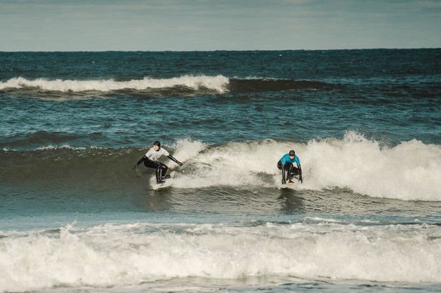 Plaża u nasady Półwyspu Helskiego Władysławowo stało się zimową stolicą surfingu.