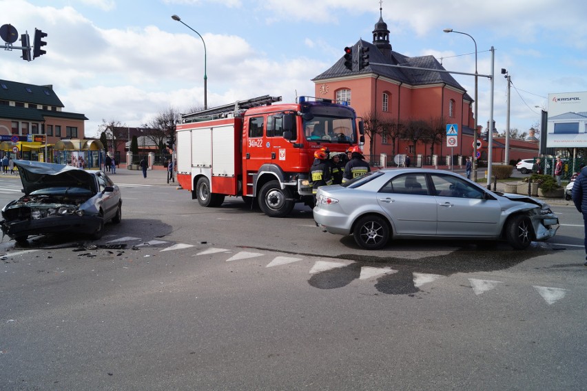 Kolizja na skrzyżowaniu ulic Bogusławskiego i Piłsudskiego w Ostrołęce. Jedna osoba trafiła do szpitala 