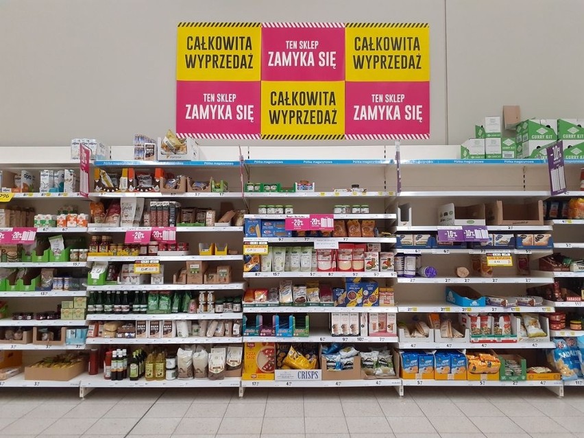 Trwa likwidacja sklepu Tesco znajdującego się w centrum...