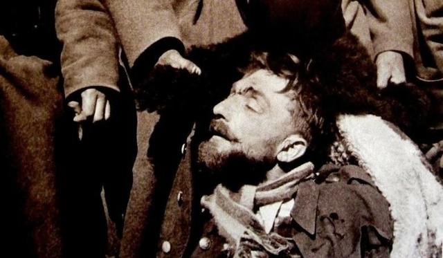 Niemcy prezentujący zastrzelonego Henryka Dobrzańskiego "Hubala"