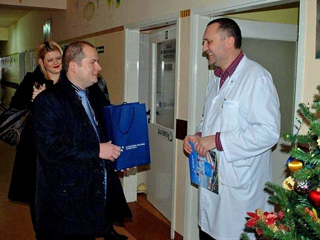 Prezenty dla małych pacjentów jaroslawskiego szpitala były dobrane wspólnie z Radosławem Cwetkowem (po prawej), ordynatorem oddziału dziecięcego