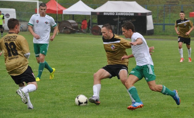 Granat pokonał u siebie Radomiaka Radom 3:0. Przy piłce z lewej jeden z nowych graczy skarżyszczan Przemysław Kupczyk.