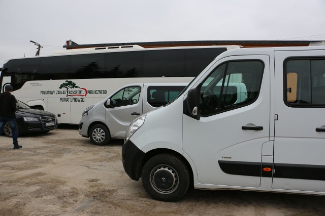 Radni szybko przegłosowali omawiane na komisjach uchwały. W przerwie poświęcono i przekazano powiatowym instytucjom trzy nowe samochody. Autobus marki Scania trafił do powiatowego transportu, opel do Placówki Opiekuńczej, a trzeci samochód będzie służył pracownikom ZDP.To nie jedyne zakupy powiatu. Więcej o czwartkowej sesji w najbliższy wtorek w "Tygodniku Lipnowskim".