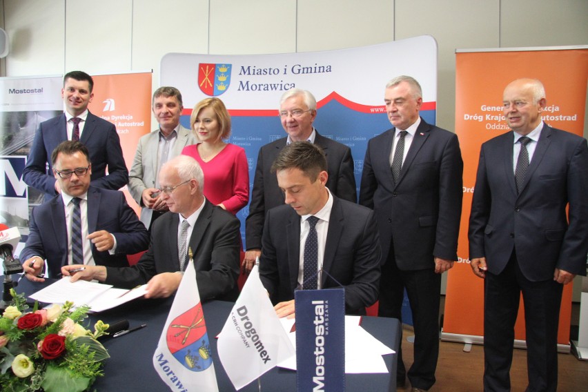 Podpisano umowę na realizację obwodnicy Morawicy. Prace ruszą wiosną 2019 roku