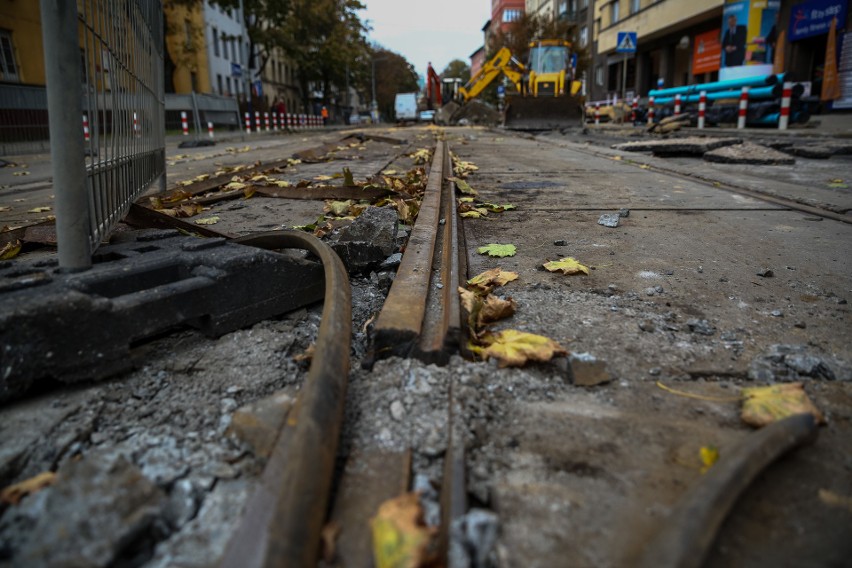 Na remontowanej ul. Królewskiej zrywają kostkę. Mieszkańcy: ależ ona jest cenna i zabytkowa!